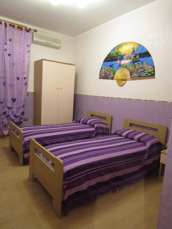 Camera con 2 letti singoli, bagno in camera | Wi-Fi gratuito