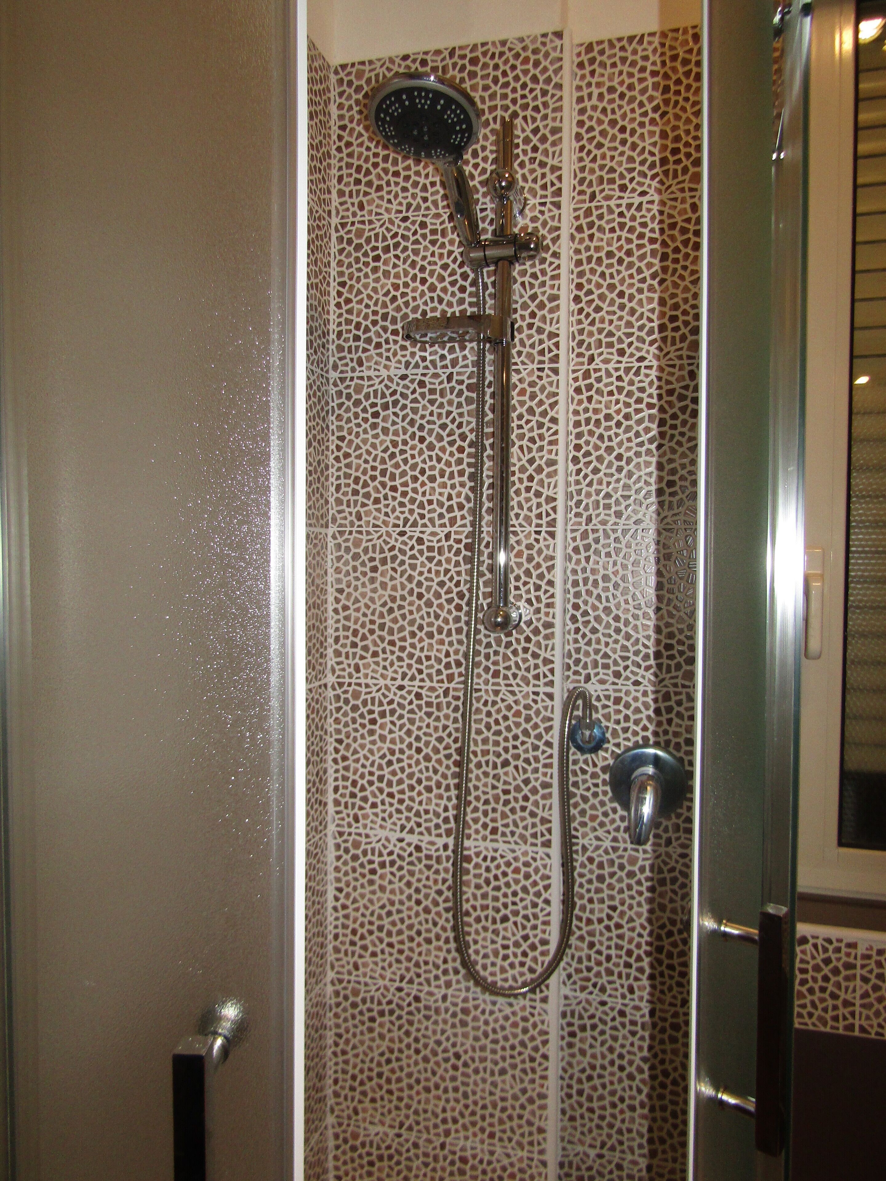 Camera con 2 letti singoli, bagno in camera | Bagno | Doccia, soffione a pioggia, pantofole, asciugamani
