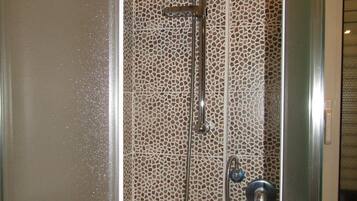 Camera con 2 letti singoli, bagno in camera | Bagno | Doccia, soffione a pioggia, pantofole, asciugamani