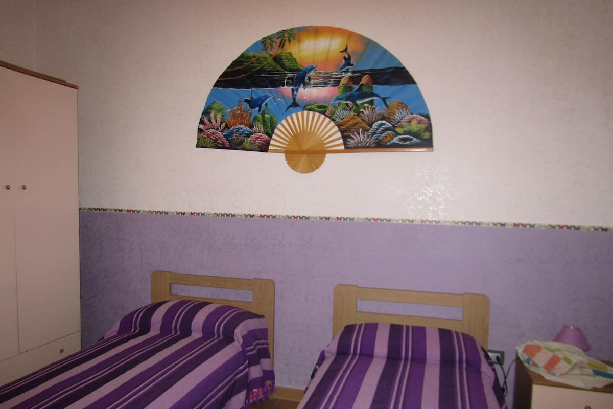 Chambre avec lits jumeaux, salle de bains attenante
