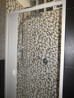 Triple Room, Ensuite | Bathroom | Shower, rainfall showerhead, slippers, towels - B&B Dolce Dormire (Foggia)