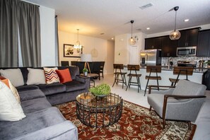 Televisie, een open haard, een dvd-speler en een stereo