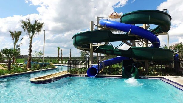 Un parc aquatique doté de plusieurs toboggans et d’une piscine.
