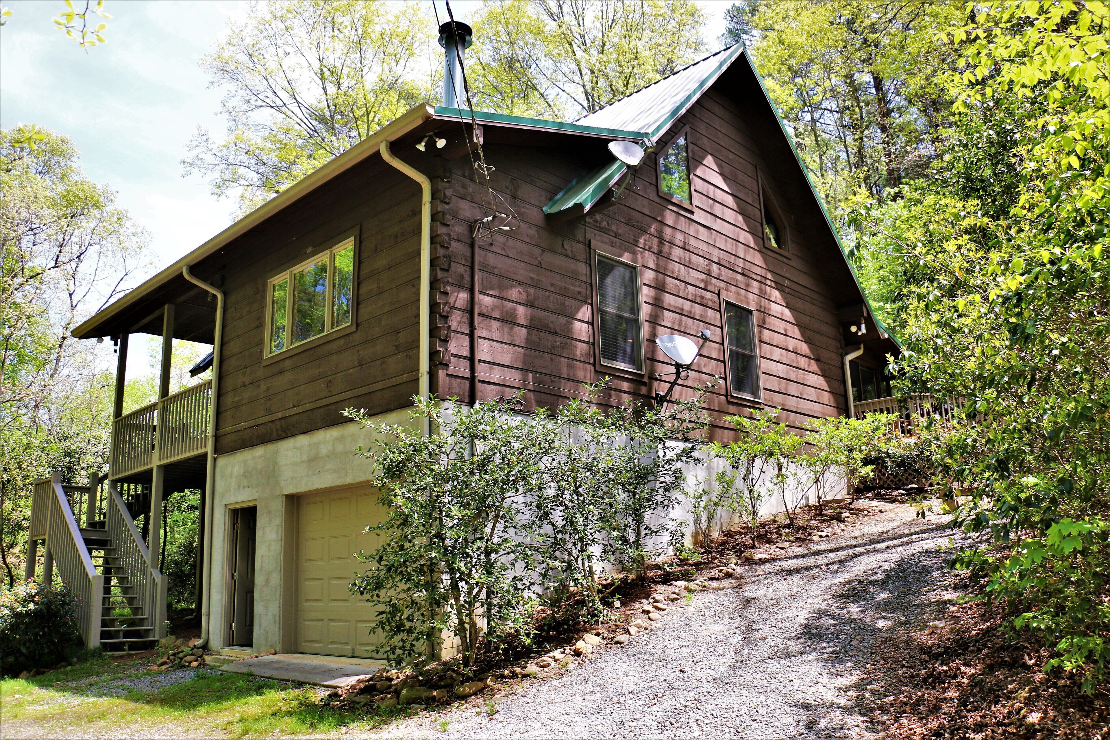 'Just a Step Away' - a Very Private Cabin