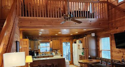 'Just a Step Away' - a Secluded Cabin on Stover Creek w/Fiber Wi-Fi & Hot Tub