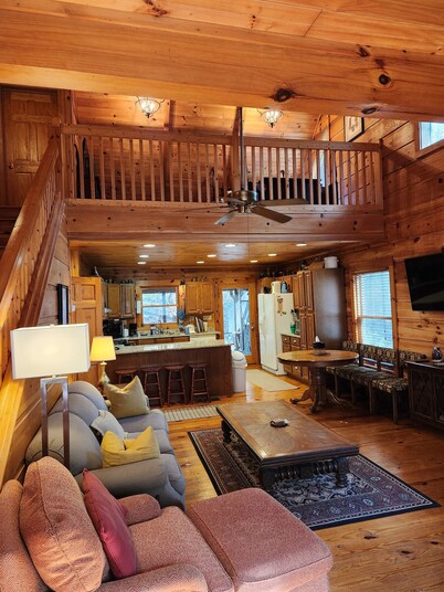 'Just a Step Away' - a Secluded Cabin on Stover Creek w/Fiber Wi-Fi & Hot Tub