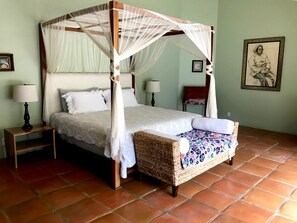 11 chambres, bureau, fer et planche à repasser, lit parapluie