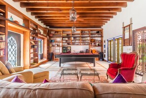 TV connectée, lecteur de DVD, livres, vidéothèque