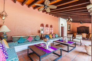 TV connectée, lecteur de DVD, livres, vidéothèque