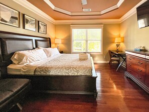 5 bedrooms, iron/ironing board, WiFi, bed sheets