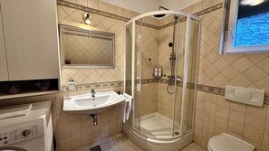 Ensemble baignoire-douche, séchoir à cheveux, serviettes fournies, savon