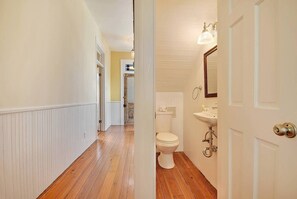 Secador de cabelo, sabonete, shampoo, papel higiênico