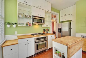 冷蔵庫、電子レンジ、オーブン、コンロ