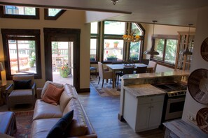 Smart TV, fireplace, DVD player, books - Prime Ski In/Ski Out Townhouse, Steps to the Village, Sleeps 8, License # 000976 (Mountain Village)