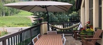 Prime Ski In / Ski Out Townhouse, askeleet kylään, vuodepaikkoja 8, lisenssi # 000976