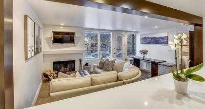 Stunning Ski-In/ Ski-Out Condo w/ Pool & Hot Tub