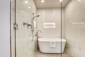 Combined shower/tub, hair dryer, towels