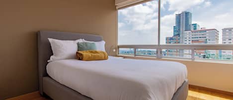 3 عدّة غرف نوم وخزنة داخل الغرفة ومكواة/لوح كي وسرير سفر