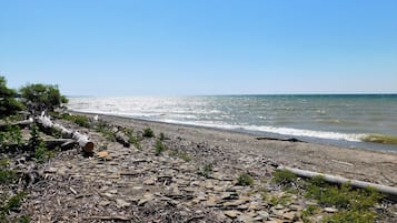 En la playa, sillas reclinables de playa