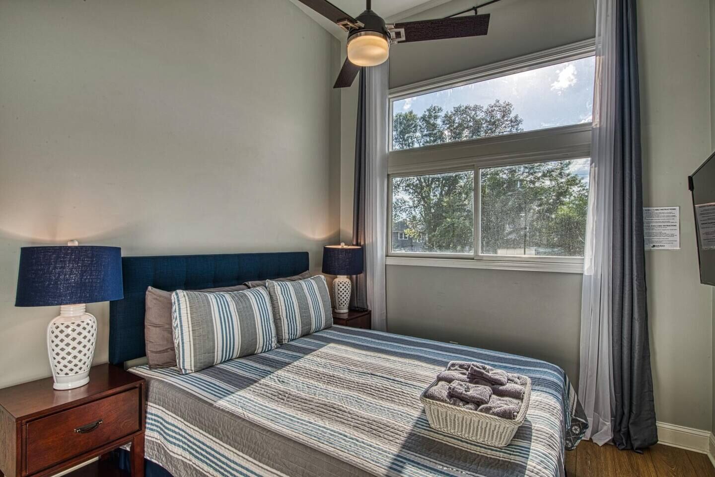 3 habitaciones, tabla de planchar con plancha y cuna de viaje 