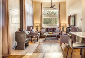 Smart-TV, Kamin, Netflix, Streaming-Dienste