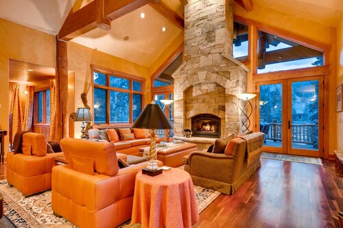 Aldersin chalet: kylpytynnyri, pizzauuni, espressokeitin, teatteri