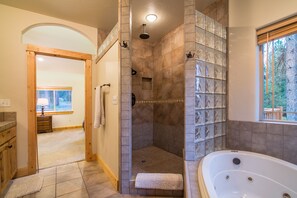 Combined shower/tub, hair dryer, towels, soap - Beautiful Secluded Log Home 5 minutes from town. (Hamilton)