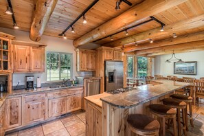 Fridge, microwave, oven, stovetop - Beautiful Secluded Log Home 5 minutes from town. (Hamilton)