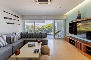 Télévision, livres, chaîne hi-fi, espaces bureaux