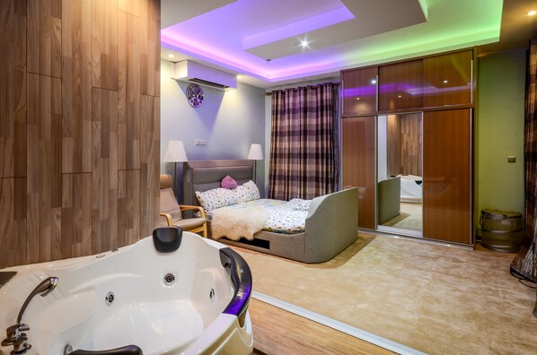 Apartment, 1 Queen Bed with Sofa bed | Jetted bathtub