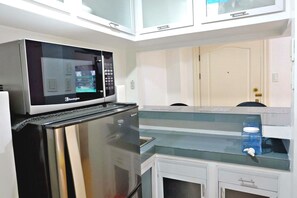 Condo, 2 habitaciones | Cocineta privada | Refrigerador, microondas, parrilla de estufa y lavavajillas 