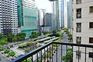 View from property - Forbeswood Heights 2BR by Stays PH (Taguig)