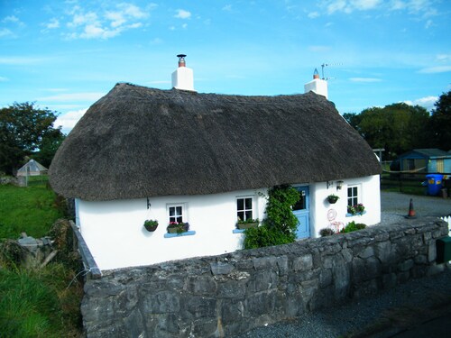 Beautiful 200 year old Irish Thatched listed cottage restored to original. 