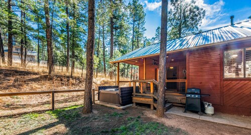 Golden Pines | Tranquility Awaits in This Pet-Friendly Mountain Escape