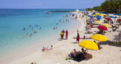 HOSPITALITYEXPERT 2BR Townhouse #1, MoBay, Sleeps 6 - Pool, Beach & Private Chef
