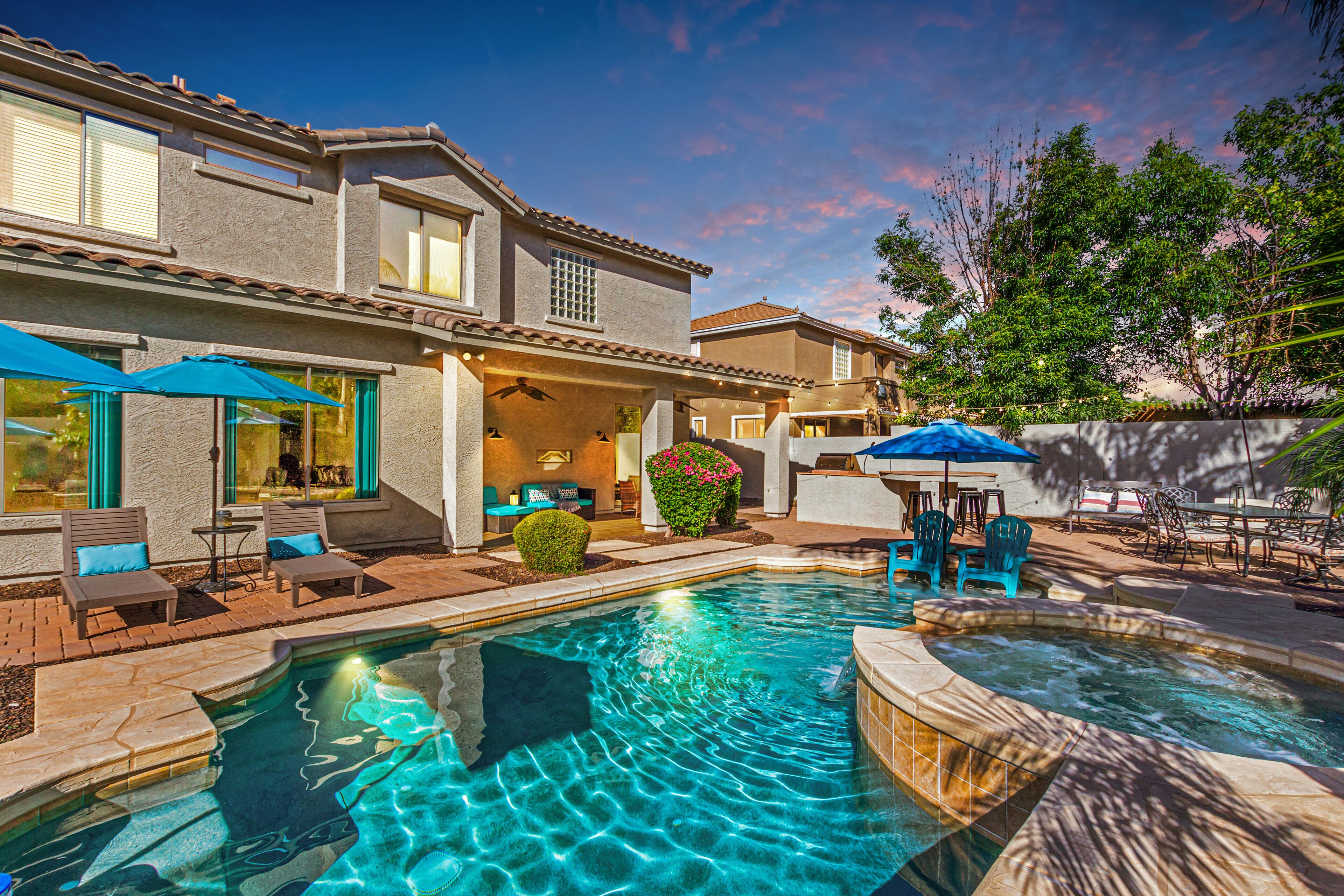  Resort Backyard  Heated Pool & Jacuzzi with downstair suite