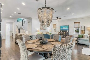 Dining - 6 Seat Golf Cart-4 Bikes Included! Community Pool (Santa Rosa Beach)