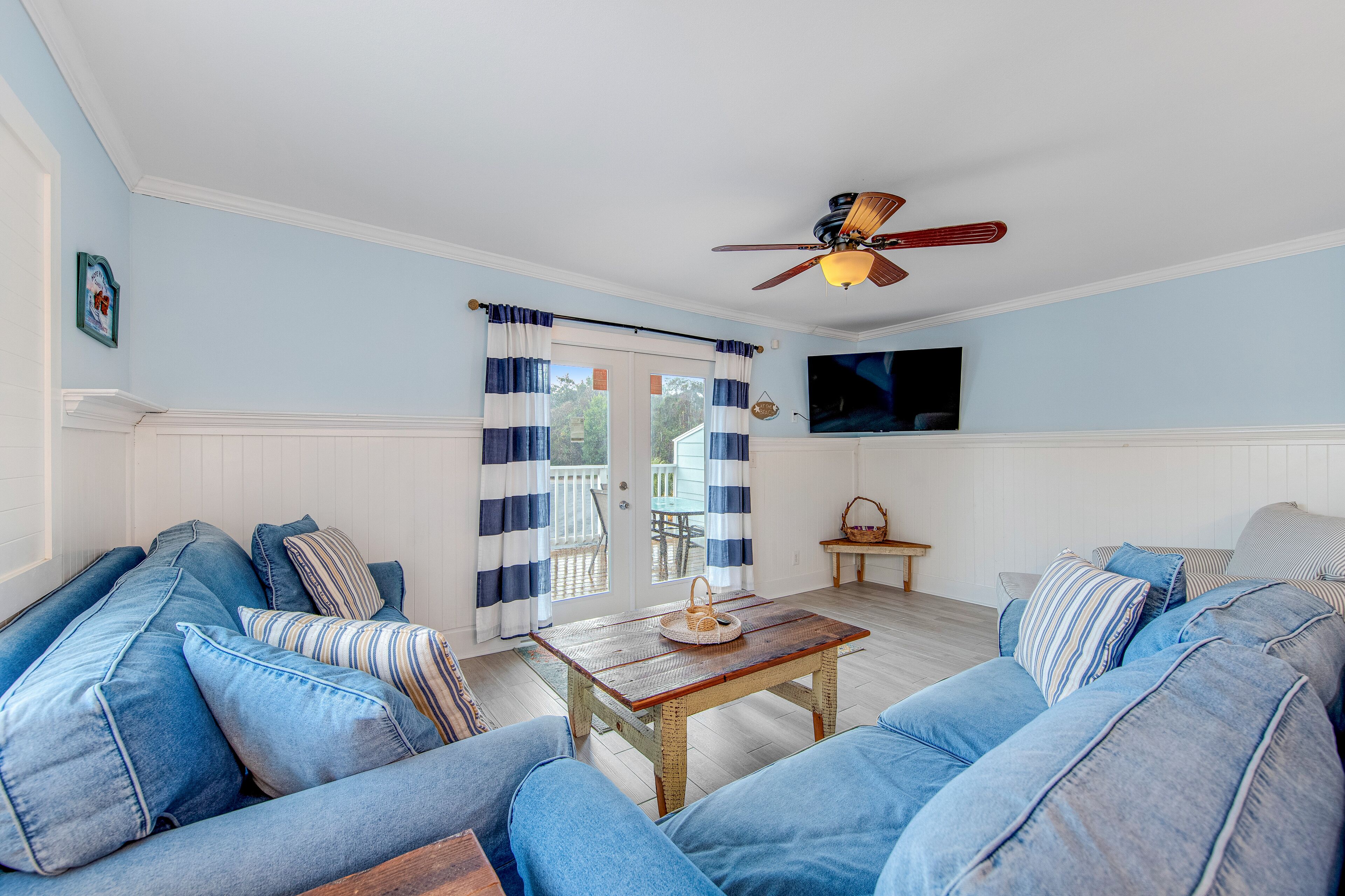 Coastal condo with pool, near deck and dining, close to beach