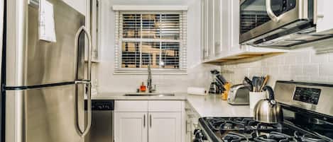 Frigorifero, microonde, forno, piano cottura
