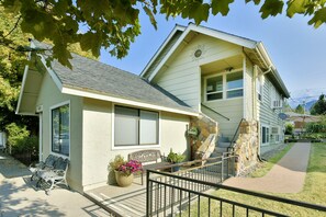 Exterior - Shasta Harmony, Perfect mountain views & Hot Tub. (Mount Shasta)