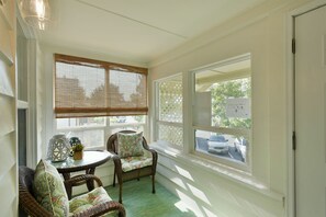 Interior - Shasta Harmony, Perfect mountain views & Hot Tub. (Mt Shasta)