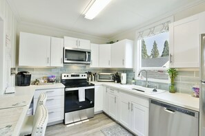 Fridge, microwave, oven, stovetop - Shasta Harmony, Perfect mountain views & Hot Tub. (Mount Shasta)