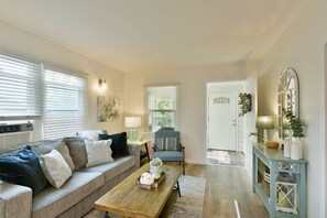 Smart TV, fireplace, books - Shasta Harmony, Perfect mountain views & Hot Tub. (Mount Shasta)