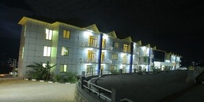 Fassade der Unterkunft – Abend/Nacht