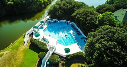 Oasis de playa. Minutos a la playa privada. Piscina. Bañera de hidromasaje. Futbolín Cerca de la tienda / comedor. Wifi