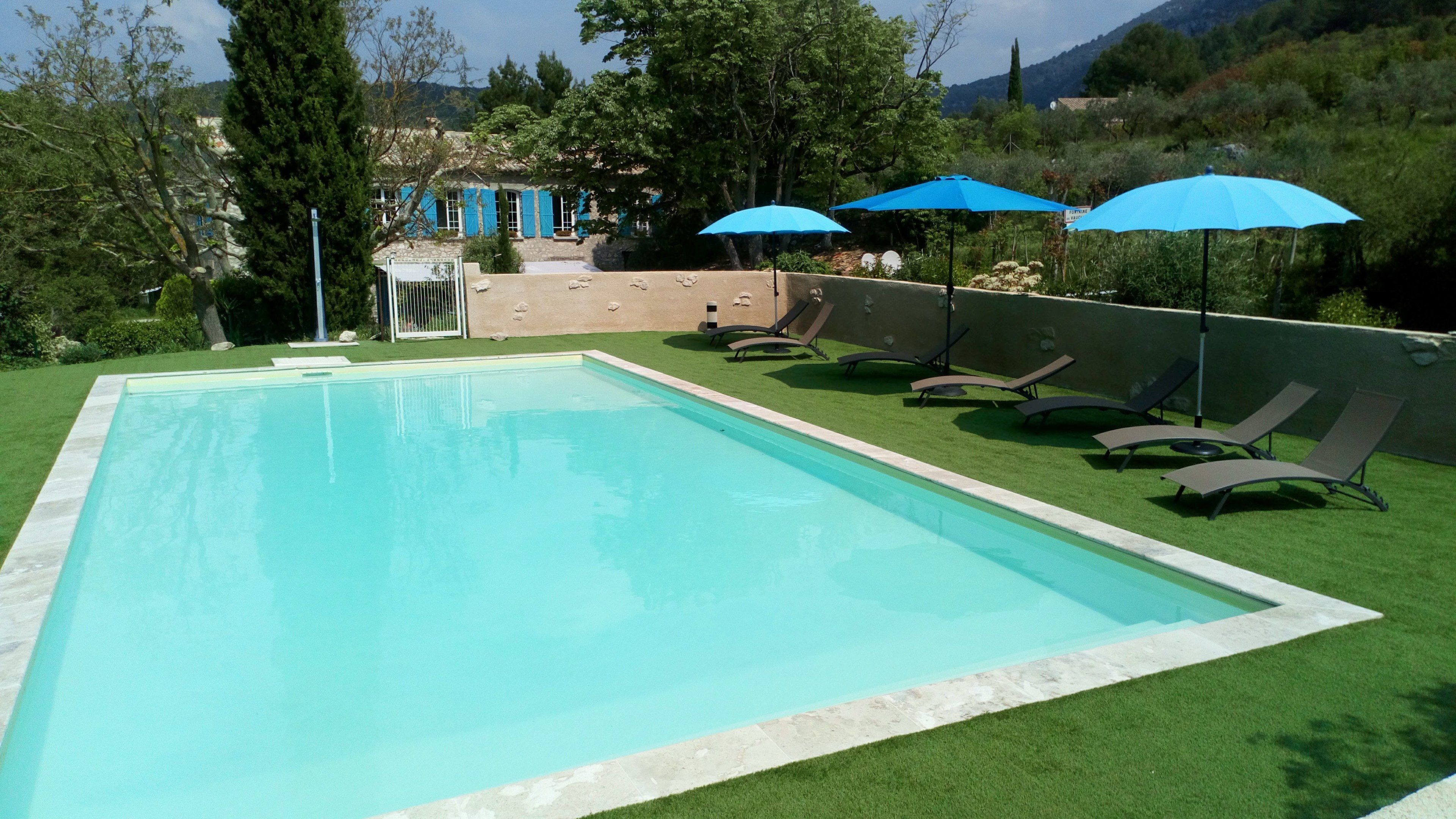 Außenpool (je nach Saison geöffnet), Sonnenschirme, Liegestühle