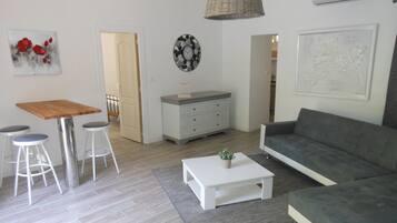 Apartment, Terrasse, Erdgeschoss (GARIGUETTE) | Wohnbereich | Flachbildfernseher