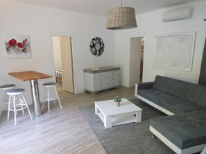 Apartamento, terraço, no piso térreo (GARIGUETTE) | Área de estar | TV de tela plana