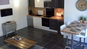 Apartemen, teras, lantai dasar (ROMARIN) | Dapur pribadi | Mesin espresso, lemari es, microwave, dan oven