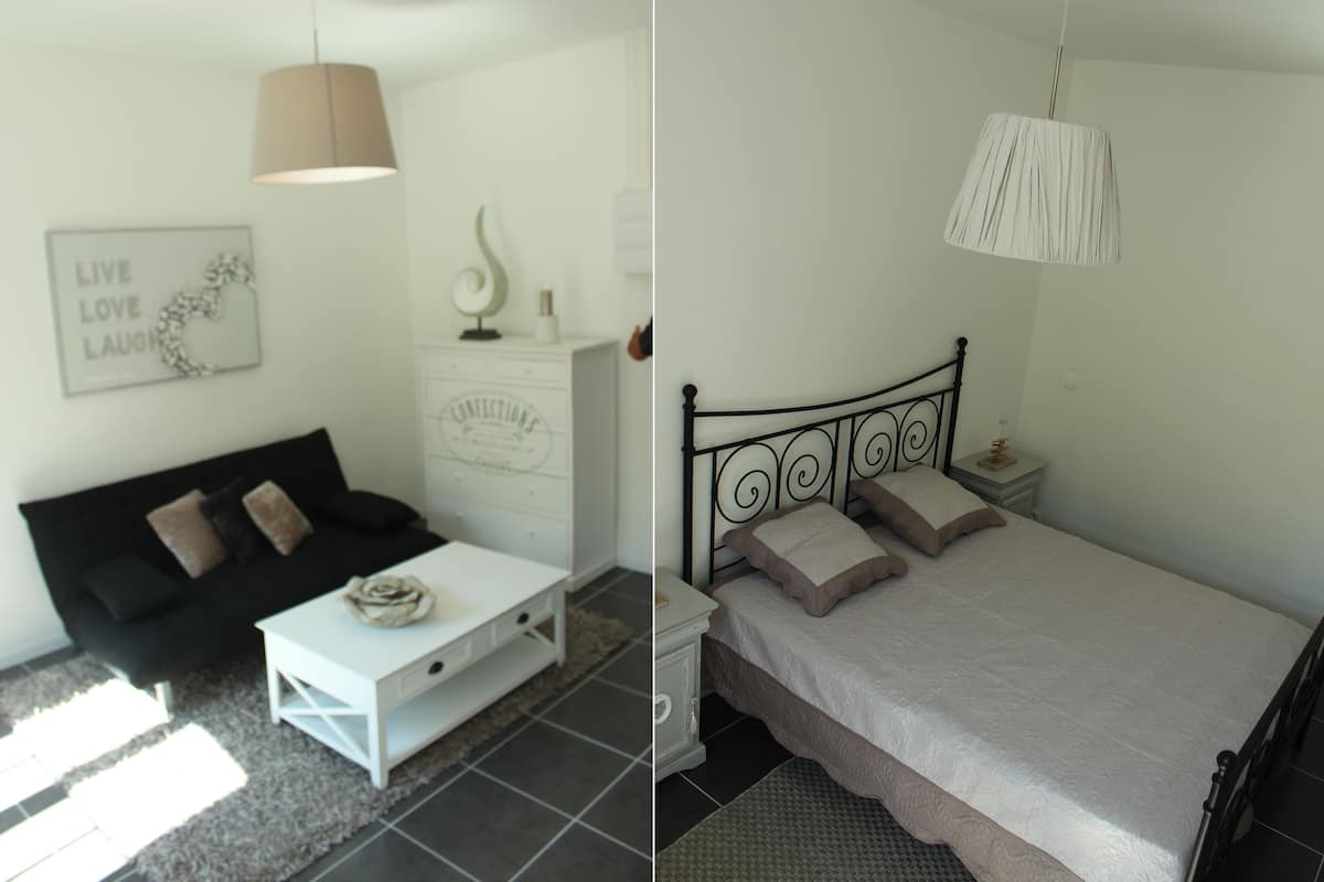Ein modernes Schlafzimmer mit einem Bett, einem Nachttisch und einer weißen Kommode.